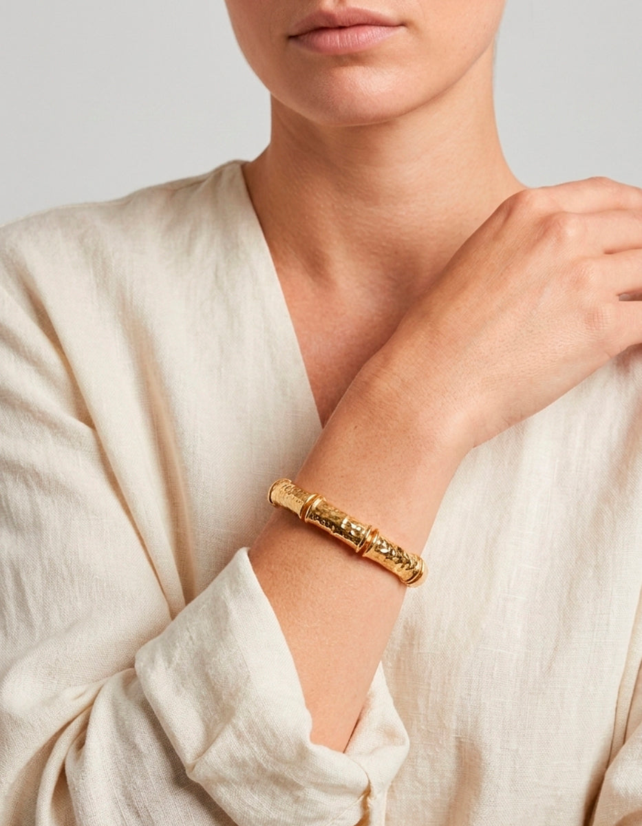Brazalete de bronce con baño de oro 22k martillado