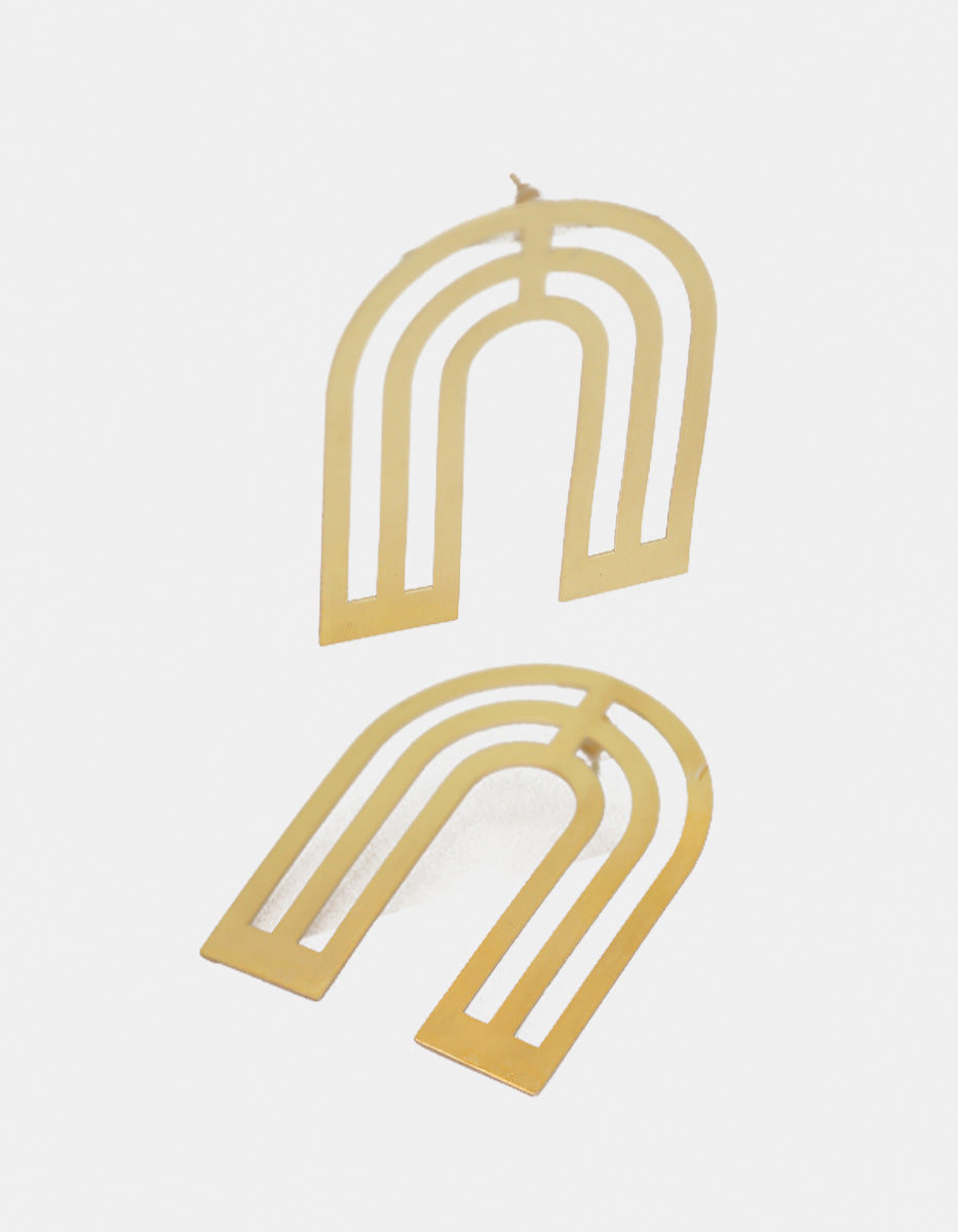 Aretes en forma de U de triple banda con gold-filled en acabado mate Golden Chic