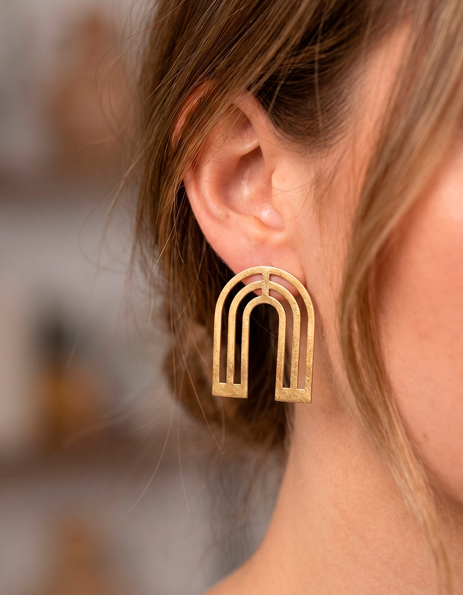 Aretes en forma de U de triple banda con gold-filled en acabado mate Golden Chic