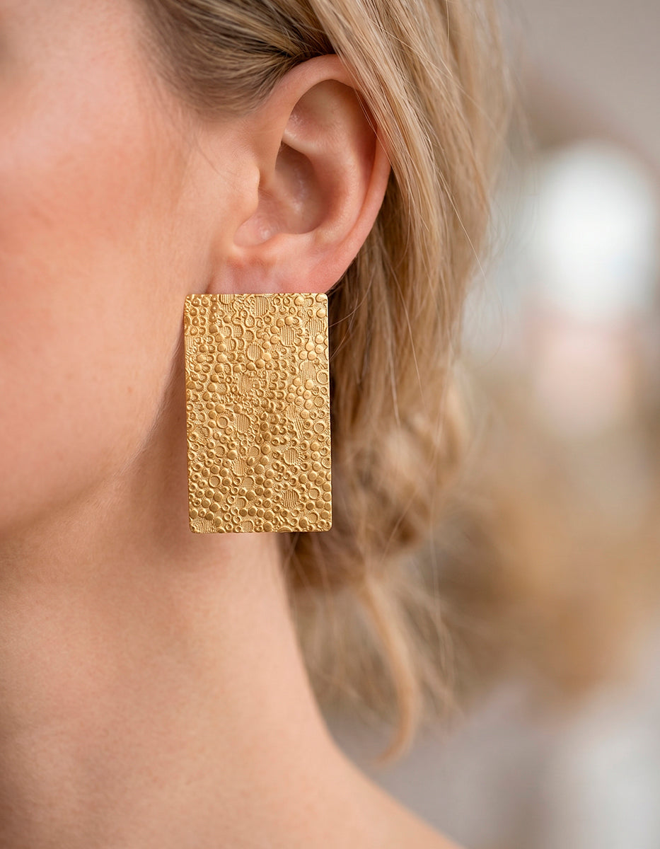Aretes rectangulares de metal noble con gold-filled en acabado mate Golden Chic