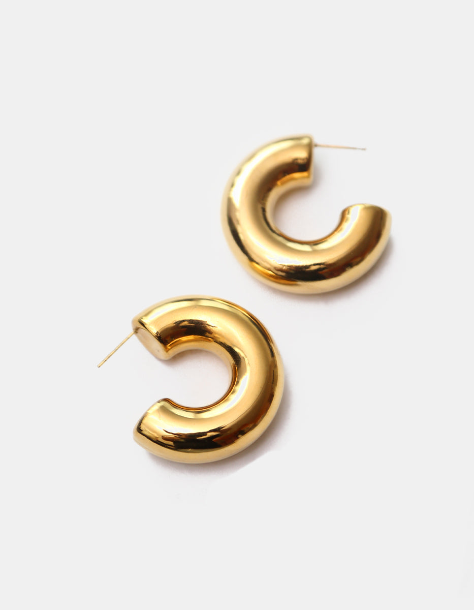 Arracadas de bronce en baño de oro 22 kt diseño tubular abierto Golden Chic