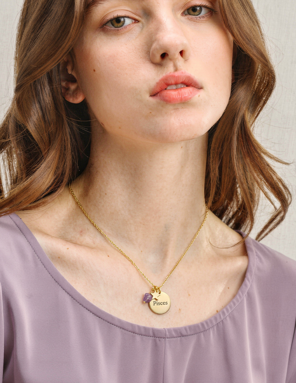 Collar de bronce con dije Piscis en baño de oro laminado mate y topacios blancos Zodiac