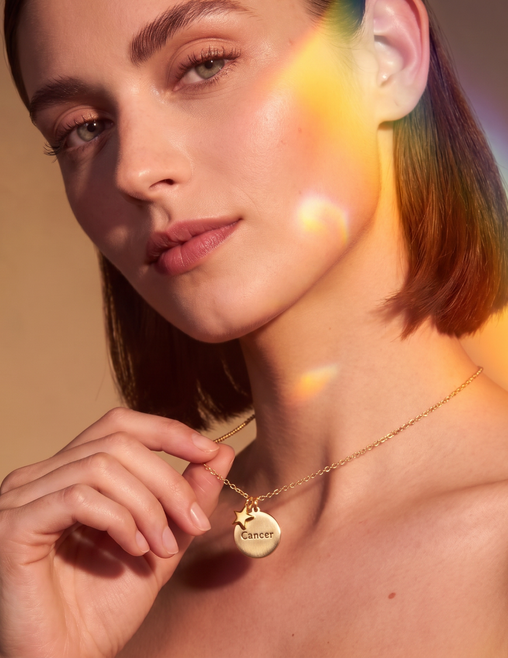 Collar de bronce con dije Cáncer en baño de oro laminado mate y topacios blancos Zodiac