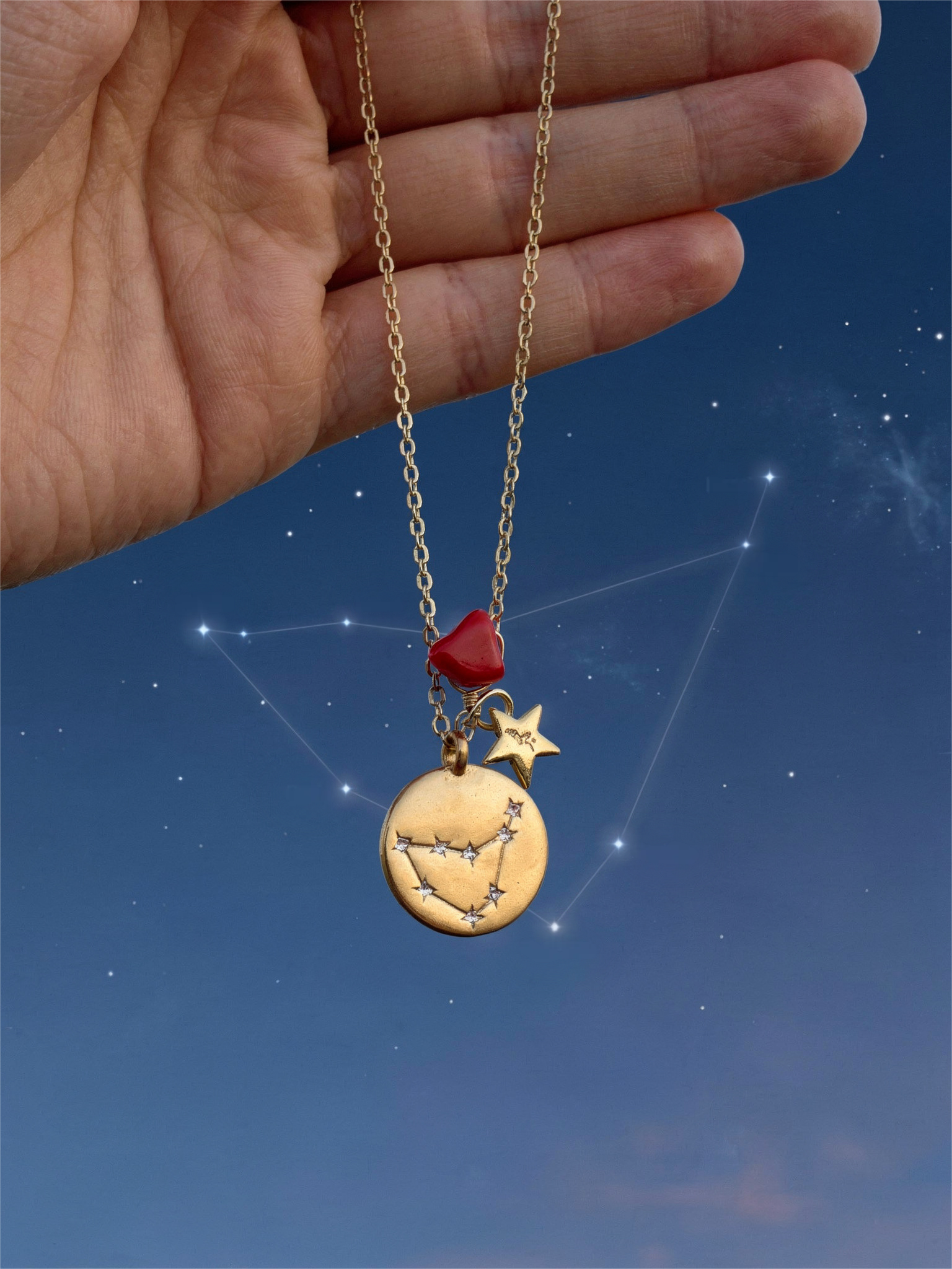 Collar de bronce con dije Capricornio en baño de oro laminado mate y topacios blancos Zodiac