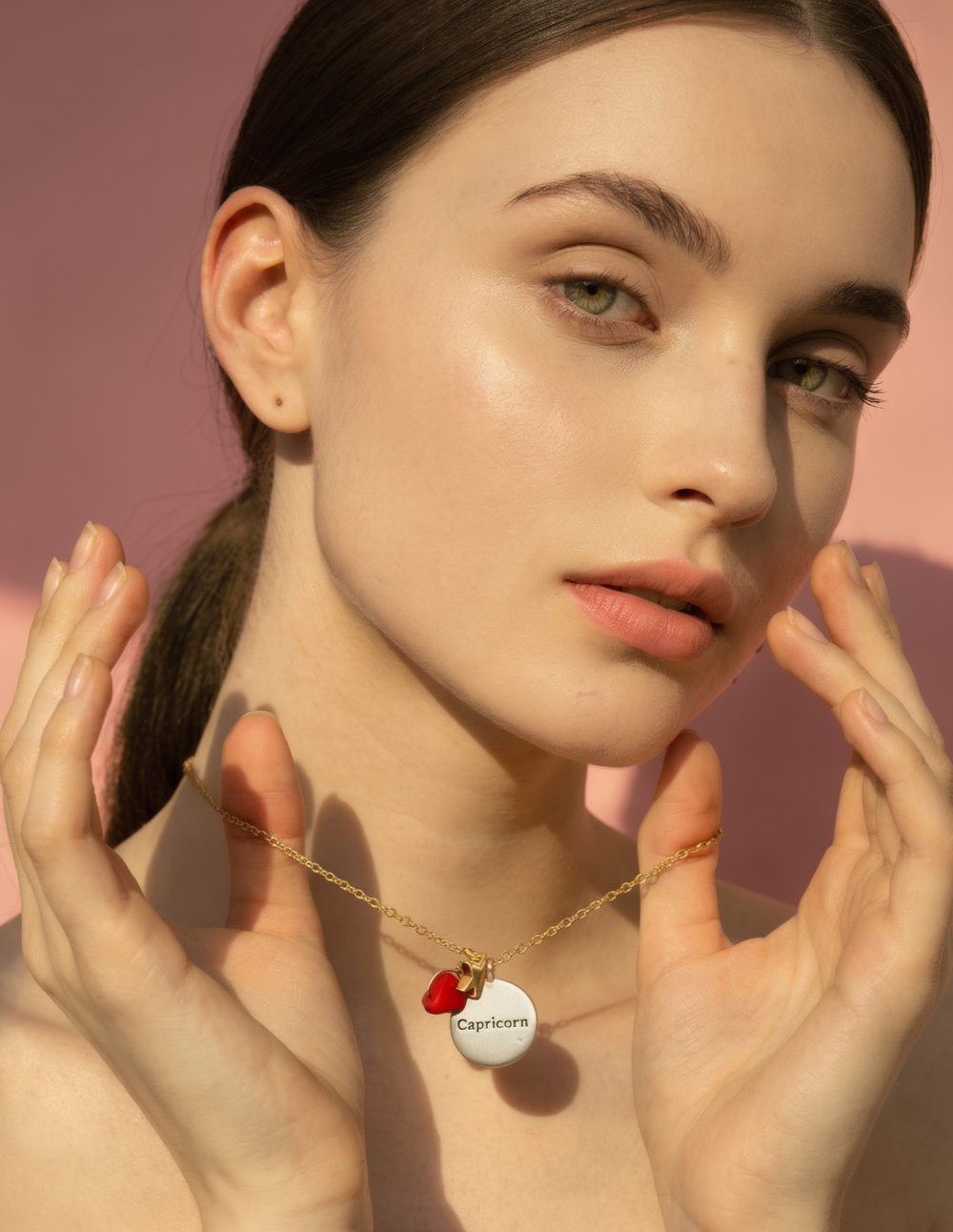 Collar de bronce con dije Capricornio en baño de oro laminado mate y topacios blancos Zodiac