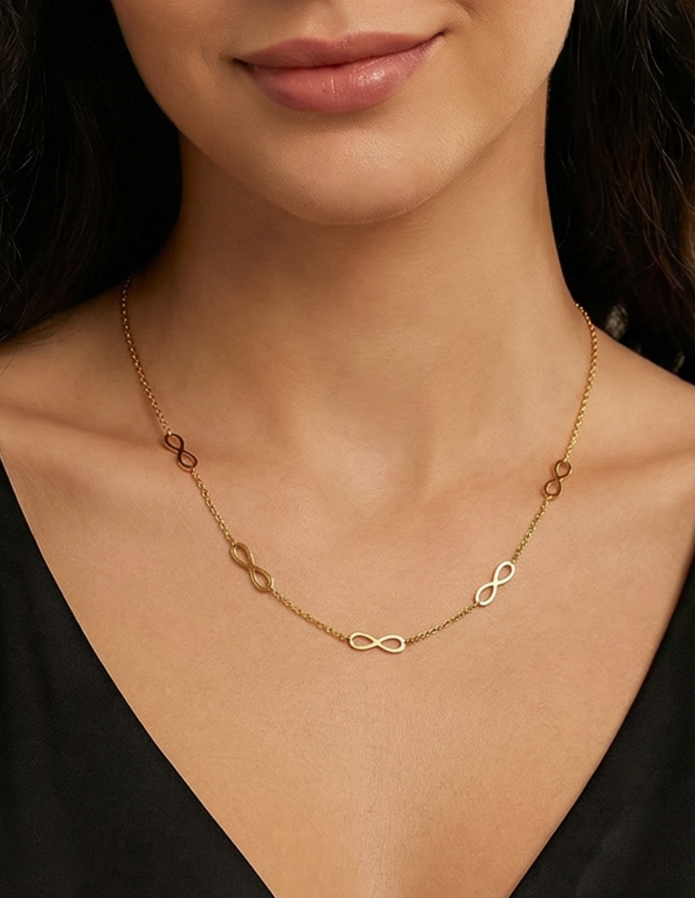 Collar en bronce con baño de oro 22 kt y dijes en forma de infinito Love Story