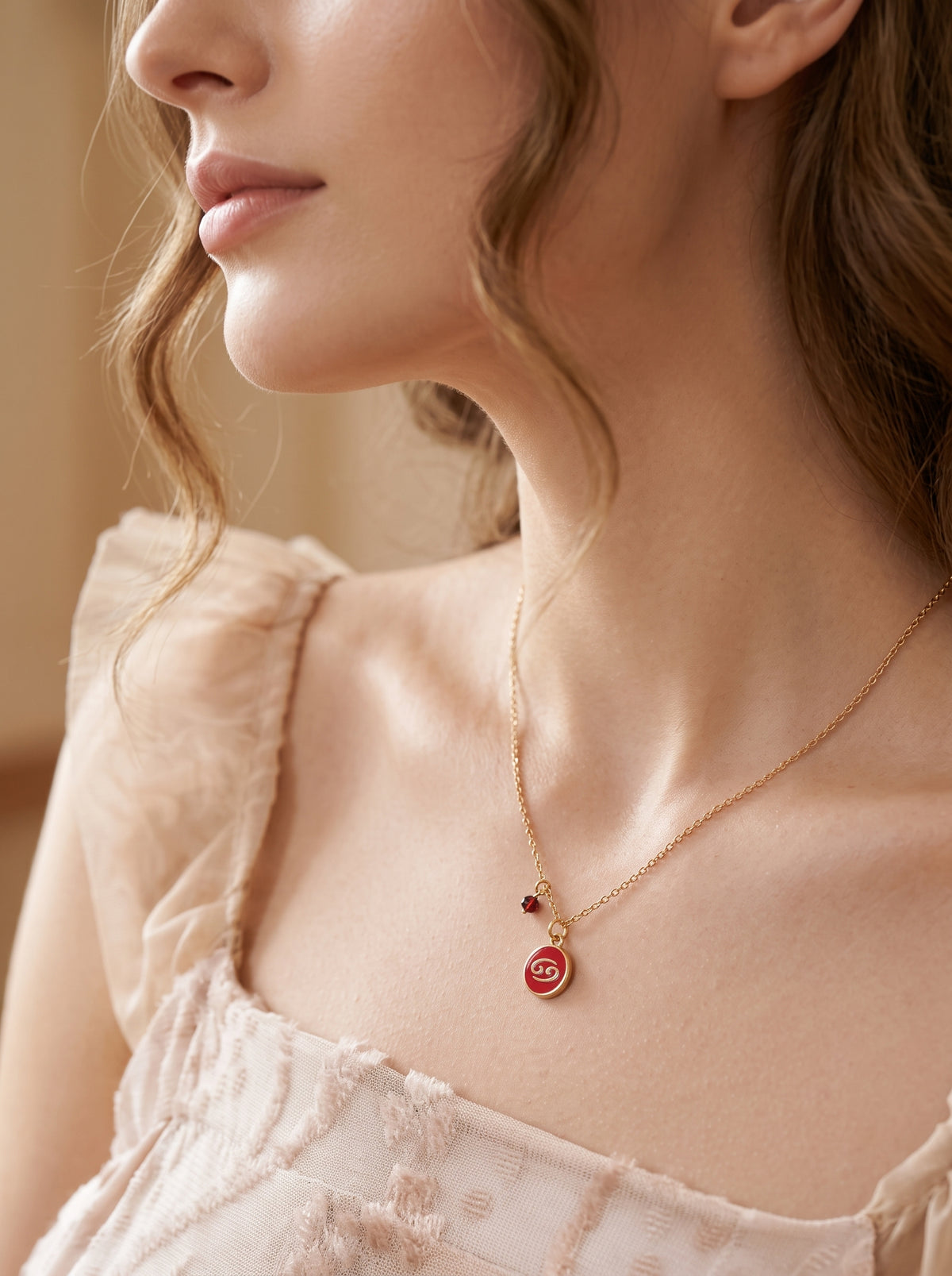 Collar Gold-Filled de 22kt con charm esmaltado de Cáncer y cristal austriaco granate Zodiac