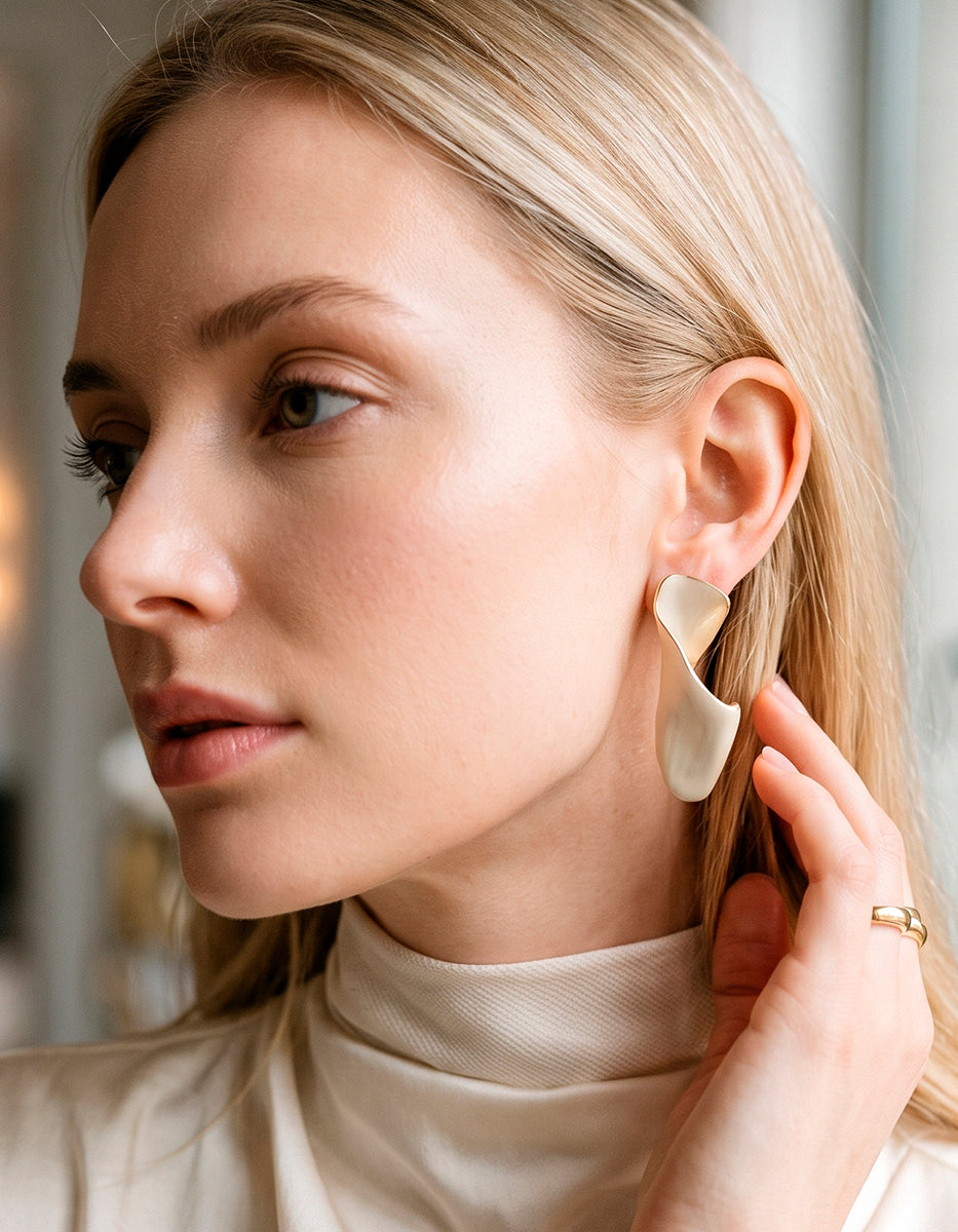 Aretes de Gold-Filled de 22kt en esmalte marfil nacarado con borde dorado