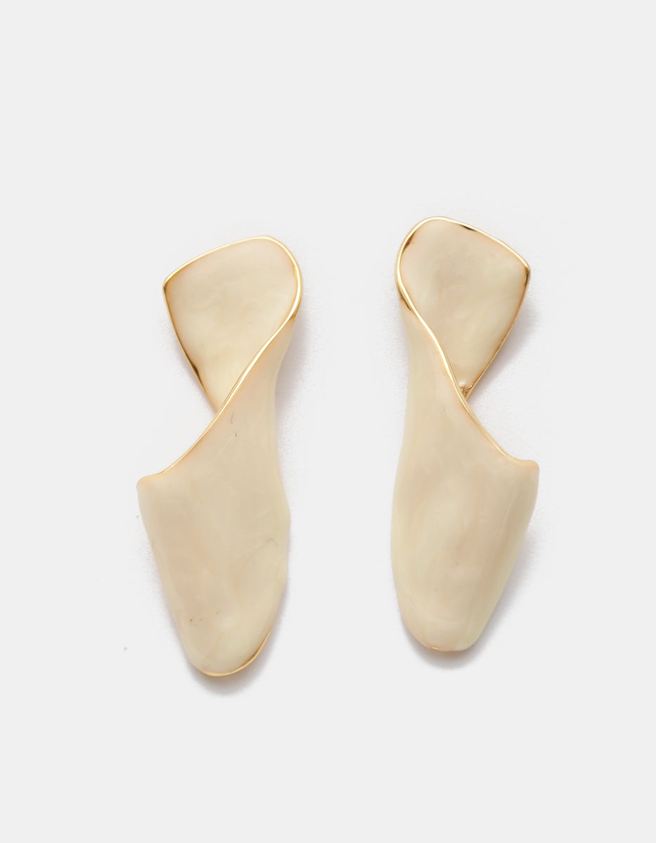 Aretes de Gold-Filled de 22kt en esmalte marfil nacarado con borde dorado