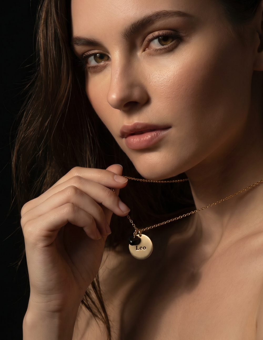 Collar de bronce con dije Leo en baño de oro laminado mate y topacios blancos Zodiac