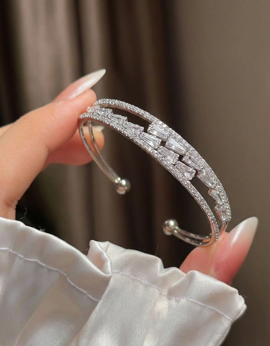 Brazalete con doble hilo, topacio rectangular y topacios blancos en diagonal Festive Style