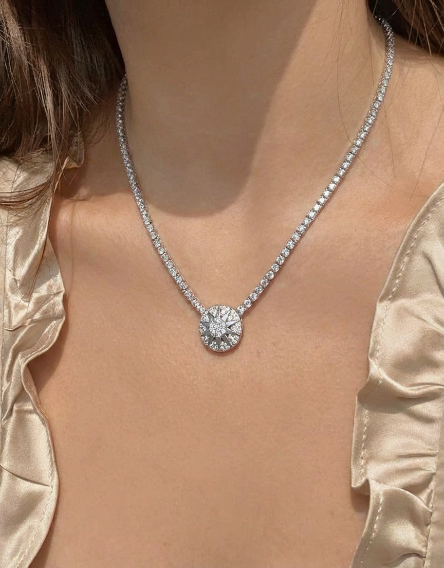 Collar en Plata .925 con Baño de Rodio y Dije Circular con Detalle de Estrella y Topacios Blancos Festive Style