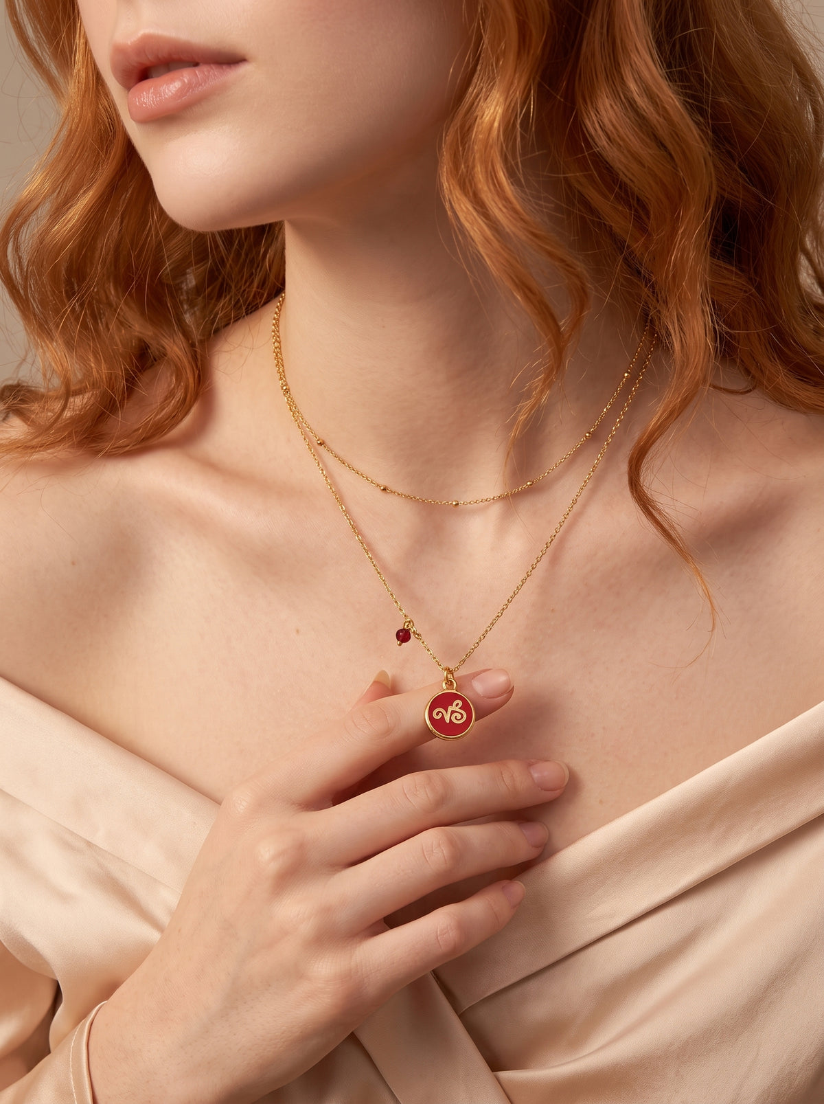 Collar Gold-Filled de 22kt con charm esmaltado de Capricornio y cristal austriaco rojo Zodiac