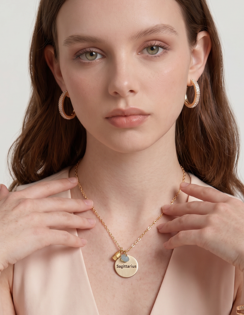 Collar de bronce con dije Sagitario en baño de oro laminado mate y topacios blancos Zodiac