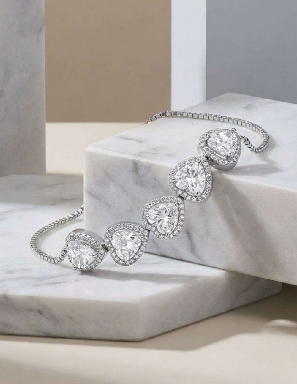 Pulsera ajustable en plata .925 con baño de rodio, cinco corazones y topacios blancos Love Story