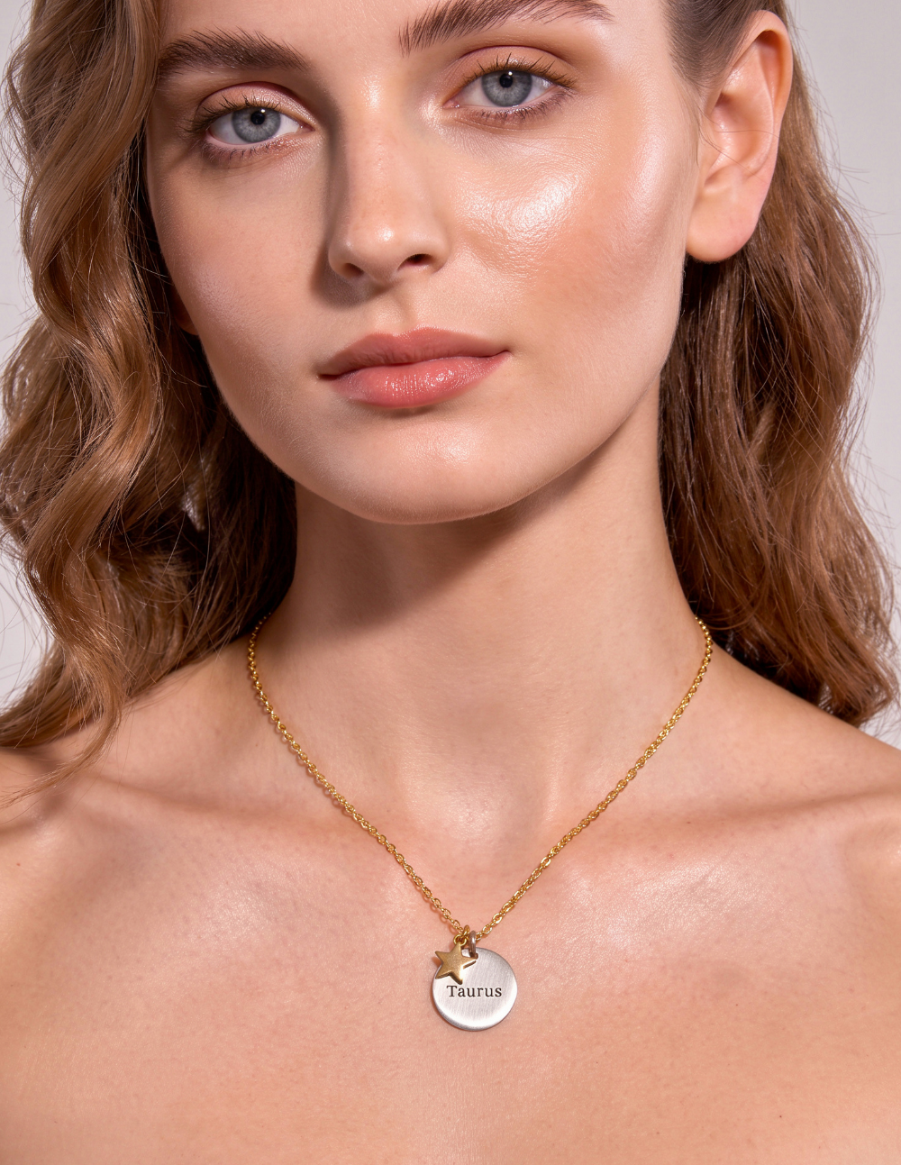 Collar de bronce con dije Tauro en baño de oro y topacios blancos Zodiac