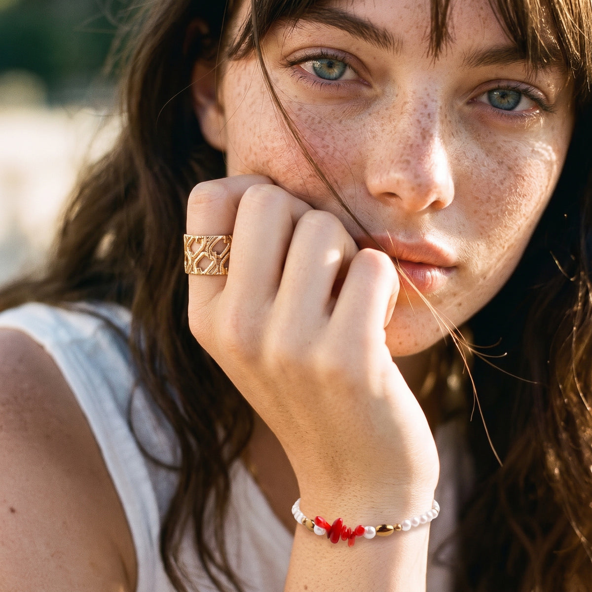 Pulsera de perlas con dijes en Gold-Filled y detalle de baquelita roja Ultramar