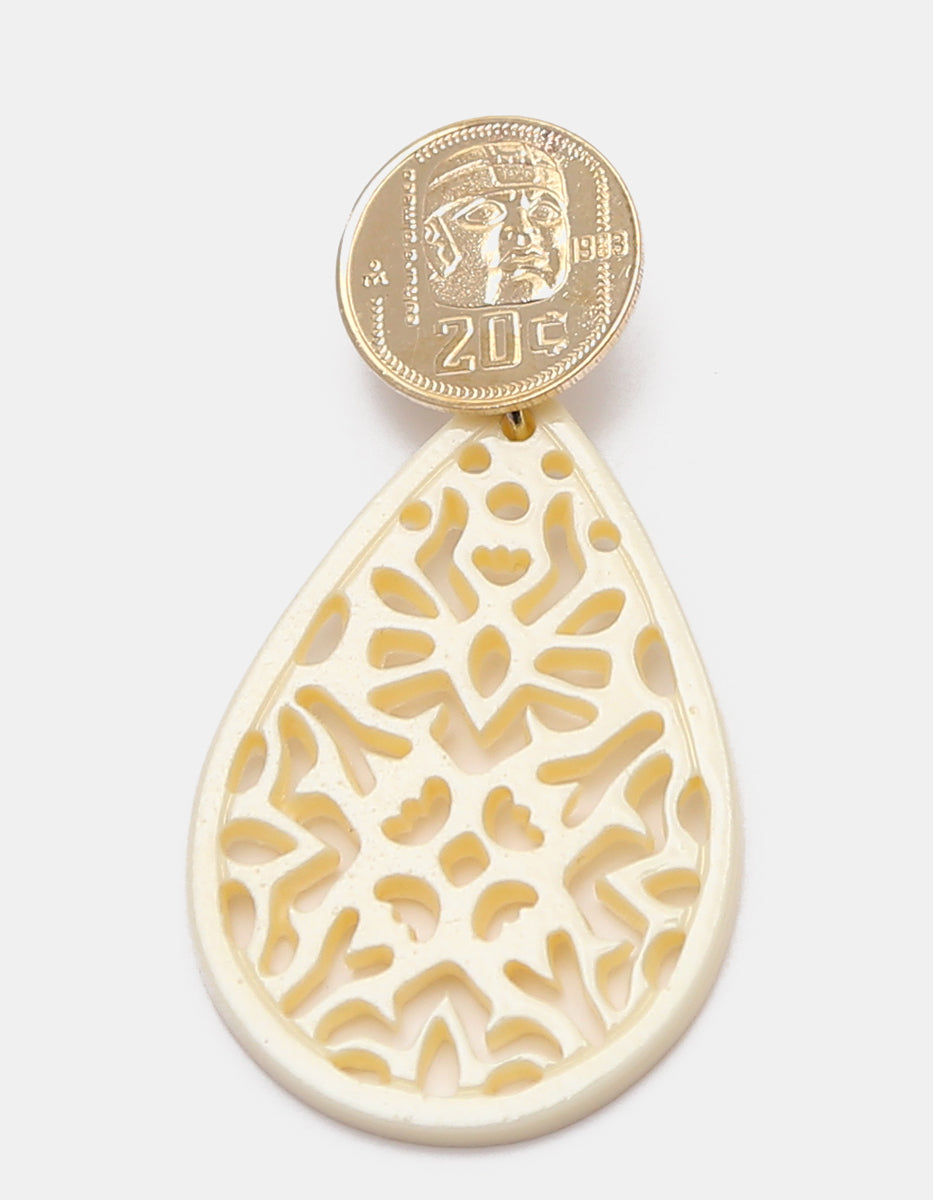 Aretes con Moneda Cultura Olmeca 20 Centavos y Gota Calada de Baquelita Marfil en Baño de Oro de 22kt