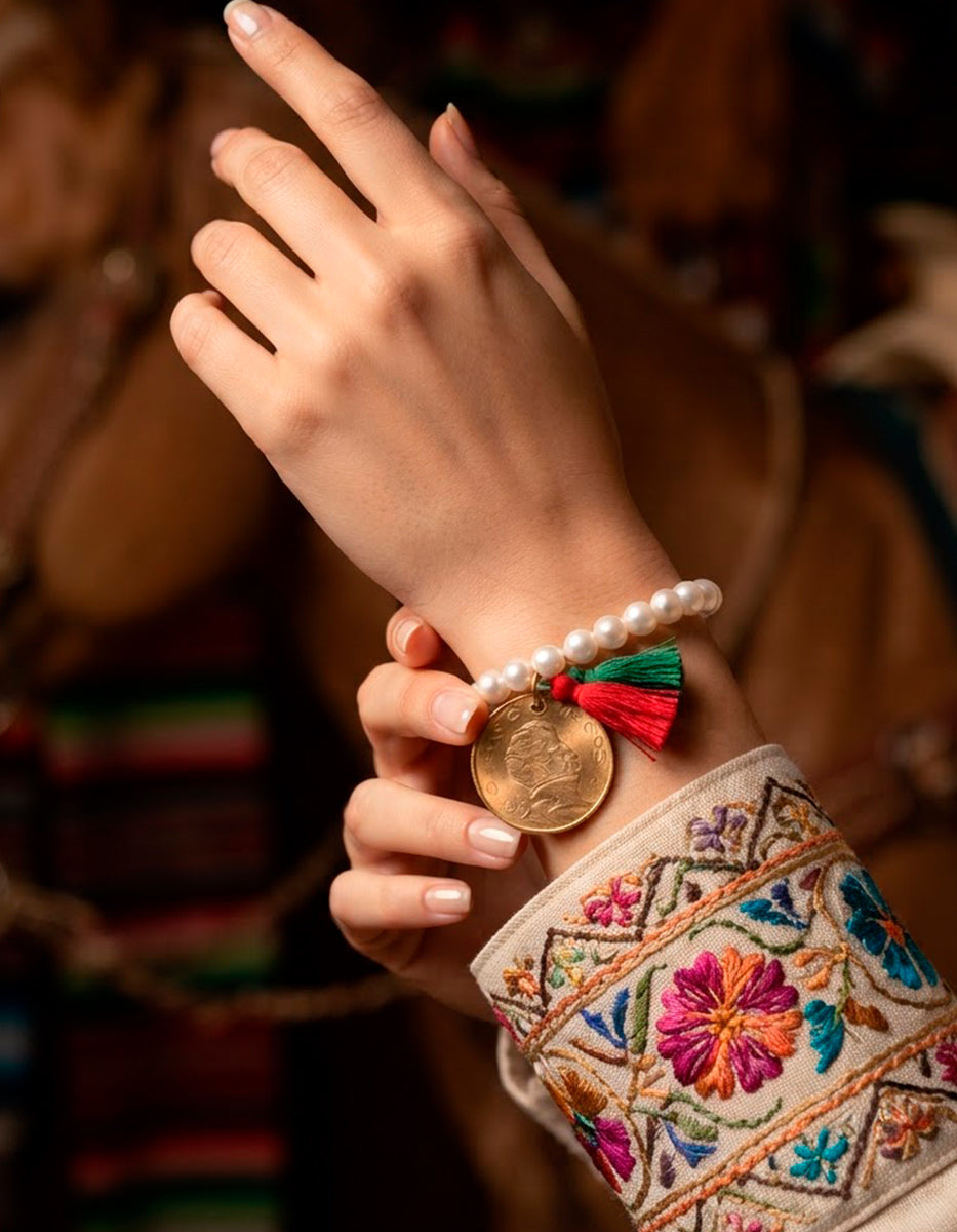 Pulsera de Perlas Mabe con Moneda de Cinco Pesos Vicente Guerrero y Hilo de Seda Tricolor en Baño de Oro