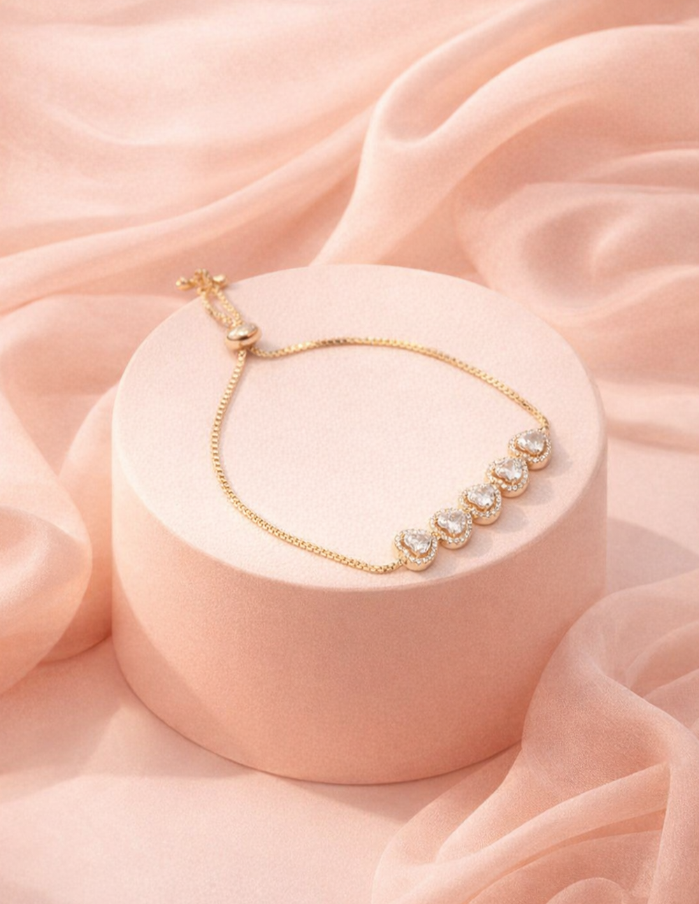 Pulsera ajustable en plata .925 con baño de oro 22 kt, cinco corazones y topacios blancos Love Story