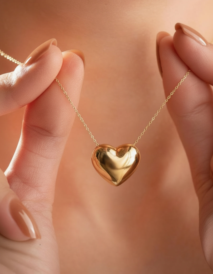 Collar en bronce con baño de oro 22 kt y dije en forma de corazón Love Story