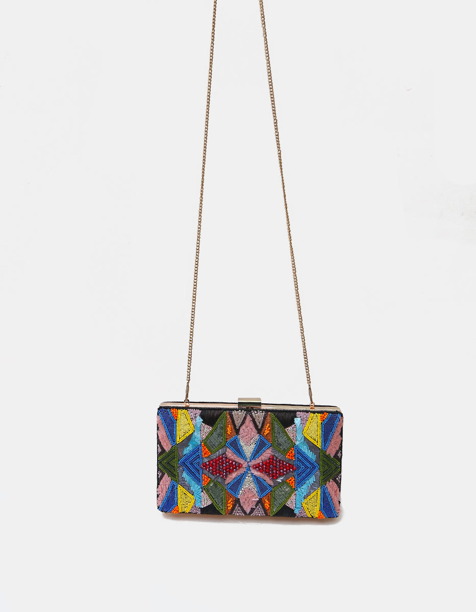 Bolso de mano bordado en chaquira multicolor con cadena dorada