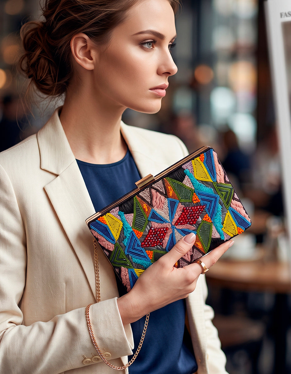 Bolso de mano bordado en chaquira multicolor con cadena dorada