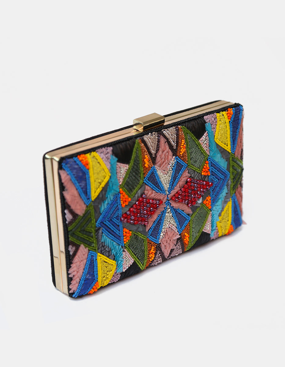Bolso de mano bordado en chaquira multicolor con cadena dorada