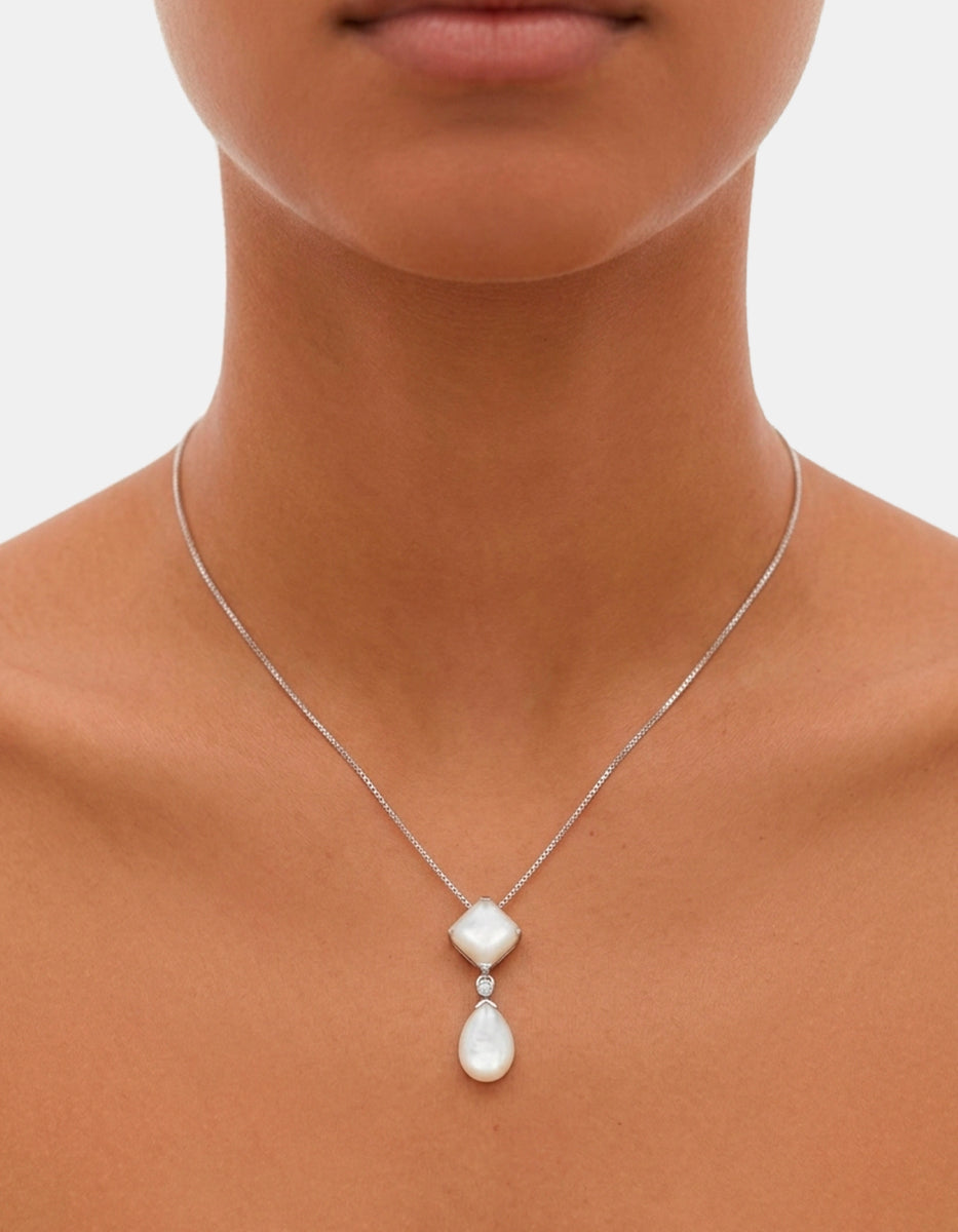 Dije con collar de plata .925 y perla con topacio blanco en corte brillante Marquesa