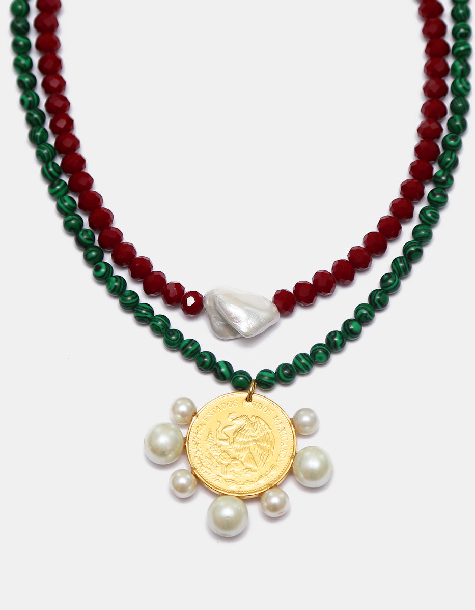 Collar de Malaquita Verde y Cristal Austriaco Rojo con Moneda Vintage y Perlas Mabe en Baño de Oro de 22kt