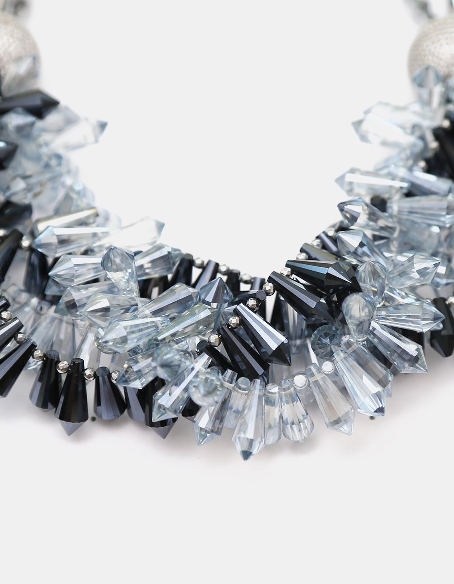 Collar de Cristales Prismáticos Bicono en Tonalidades Humo y Azul Cobalto con Detalles en Baño de oro de 22kt
