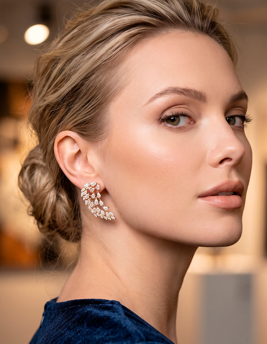 Aretes estilo alas de bronce en baño de oro con topacios blancos en corte marquesa y gota Festive Style
