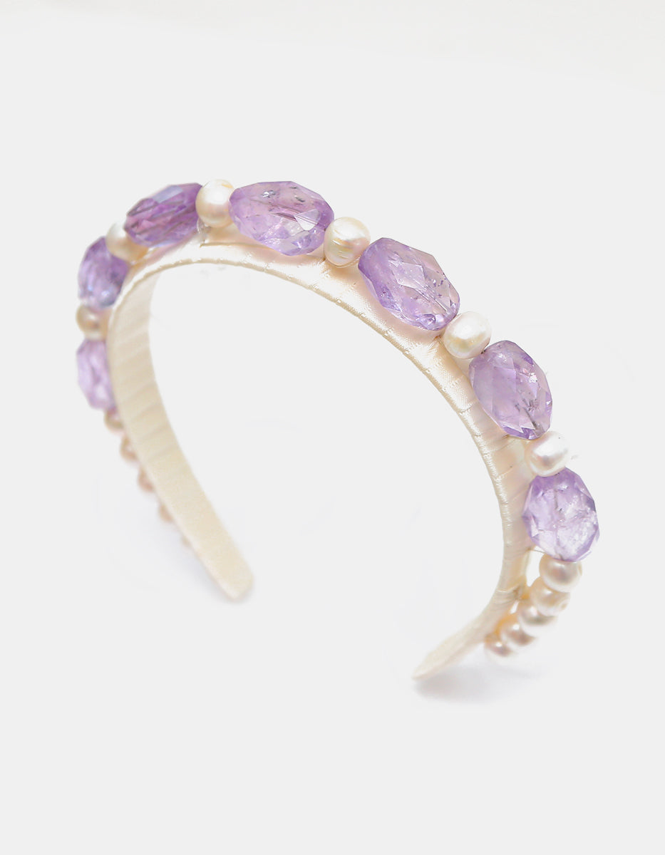 Diadema Satinada Marfil con Cristales Tono Amatista y Perlas Mabe