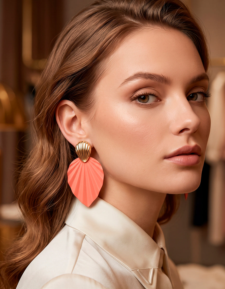 Aretes en Gold-Filled de hoja plisada en esmalte mate rosa coral con broquel de concha
