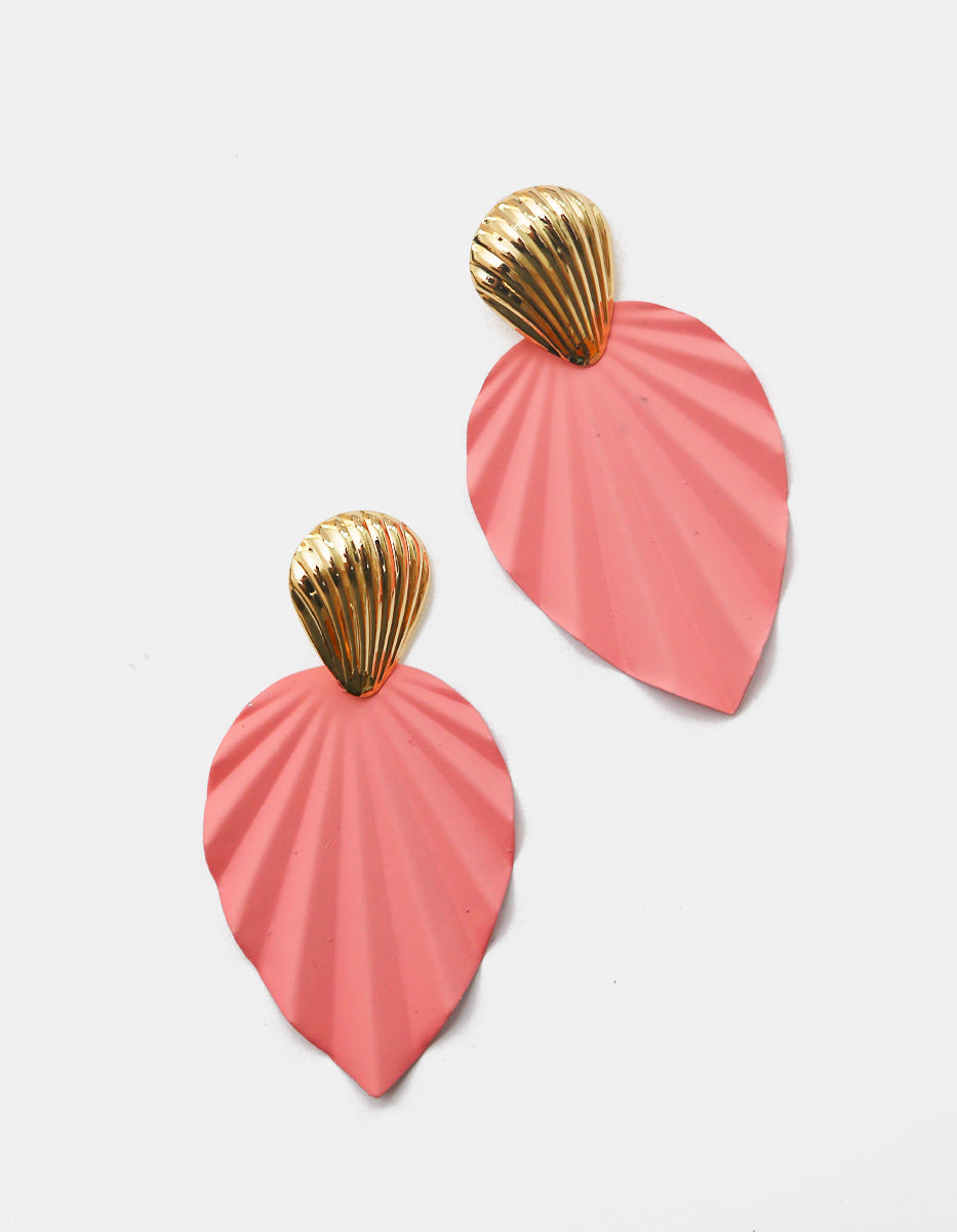 Aretes en Gold-Filled de hoja plisada en esmalte mate rosa coral con broquel de concha