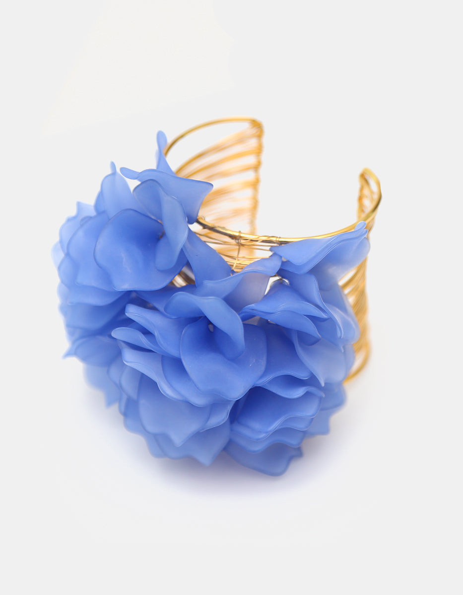 Brazalete multifilar con baño de oro de 22kt y flores de acrilico azul periwinkle