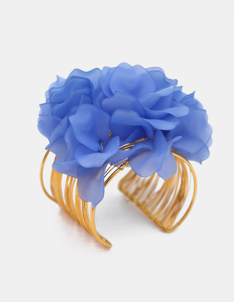 Brazalete multifilar con baño de oro de 22kt y flores de acrilico azul periwinkle