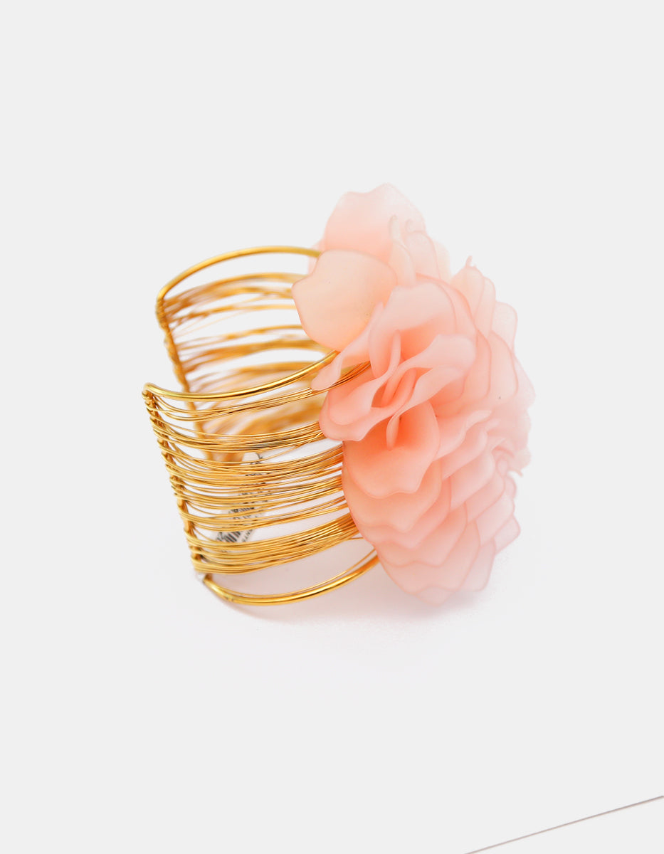 Brazalete multifilar con baño de oro de 22kt y flores de acrilico Rosa Salmón