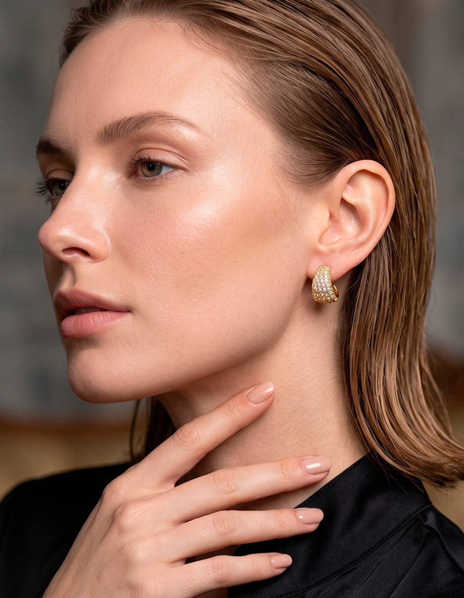 Aretes curvos en baño de oro de 22kt con topacios blancos corte brillante Festive Style