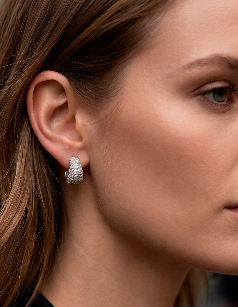 Aretes curvos en baño de Platino con topacios blancos corte brillante Festive Style