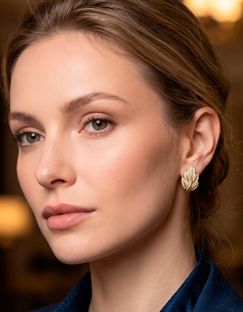 Aretes racimo de hojas en bronce con baño de oro de 22kt con topacios blancos en corte brillante Festive Style