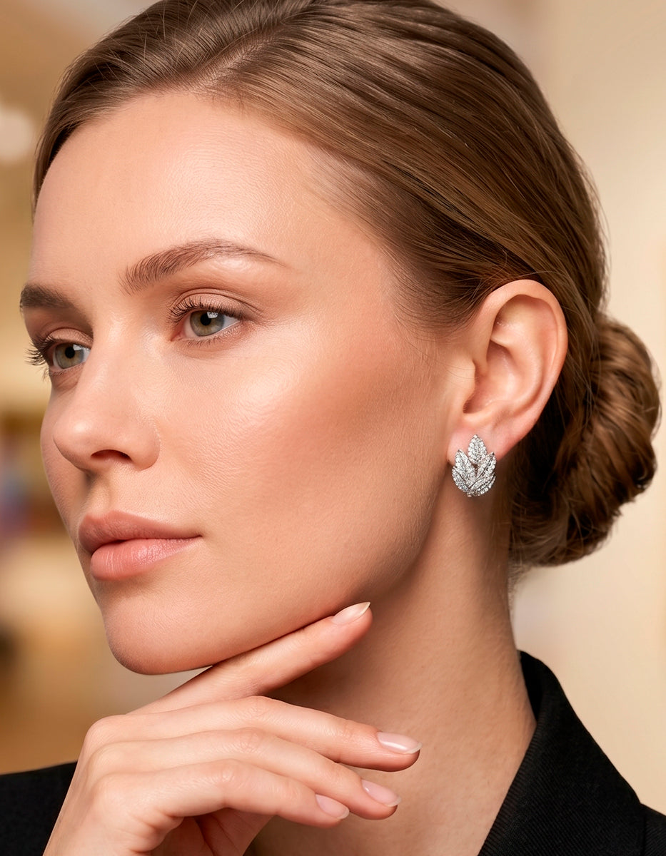 Aretes racimo de hojas en baño de Platino con topacios blancos en corte brillante Festive Style