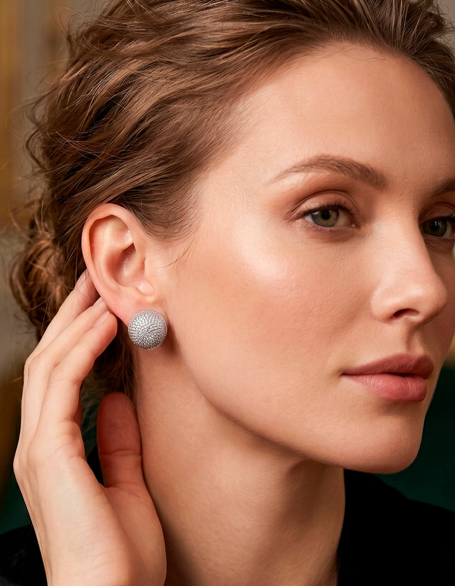 Aretes de domo en baño de Platino con engaste de topacios blancos corte brillante Festive Style