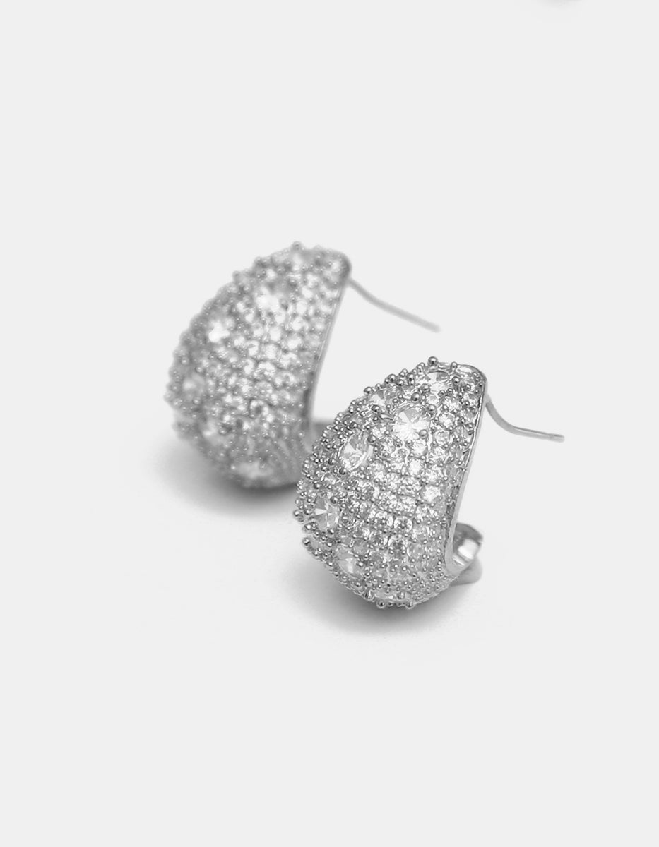 Aretes con silueta de gota en baño de Platino con topacios blancos corte brillante Festive Style