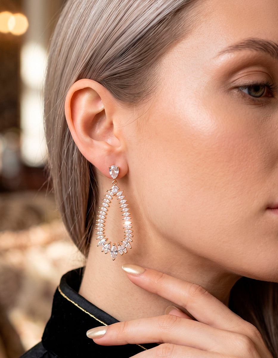 Aretes largos de gota de bronce en baño de oro de 22kt con topacios blancos corte marquesa Festive Style