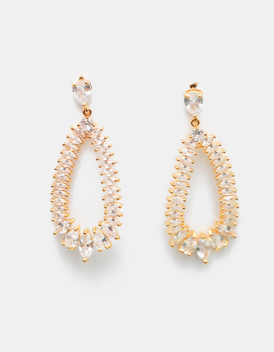 Aretes largos de gota de bronce en baño de oro de 22kt con topacios blancos corte marquesa Festive Style