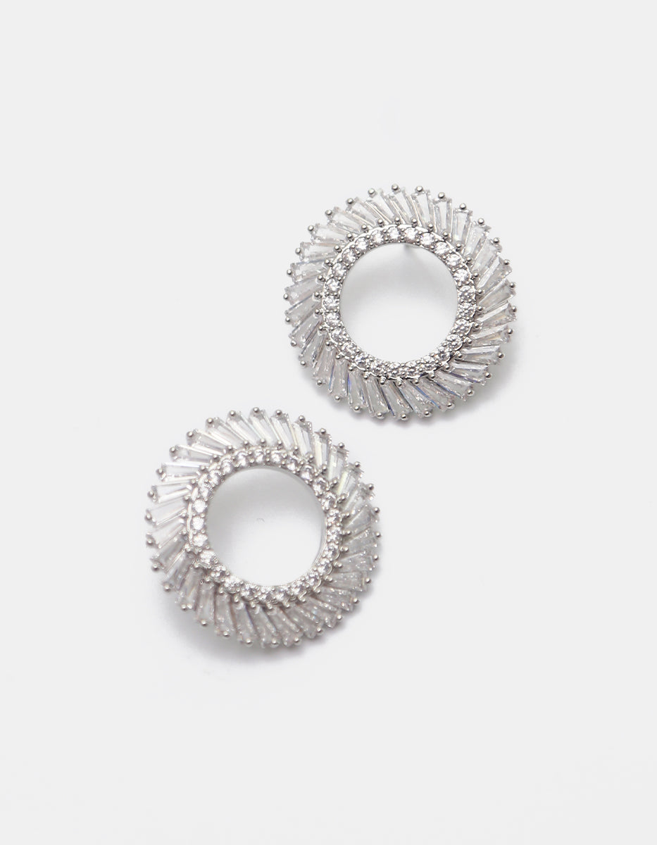 Aretes Circulares en baño Platino en Ráfaga de Topacios blancos corte Baguette Festive Style
