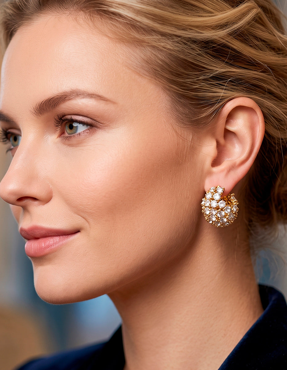 Arracadas domo esférico en bronce con baño de oro de 22kt con racimo de topacios blancos Festive Style