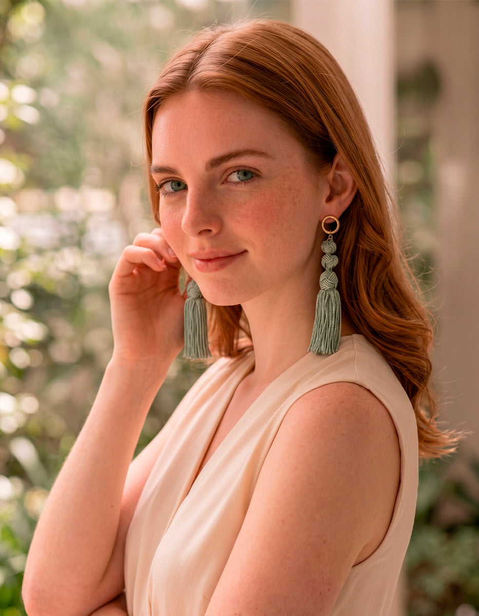 Aretes de bronce con baño de oro 22k pompon verde