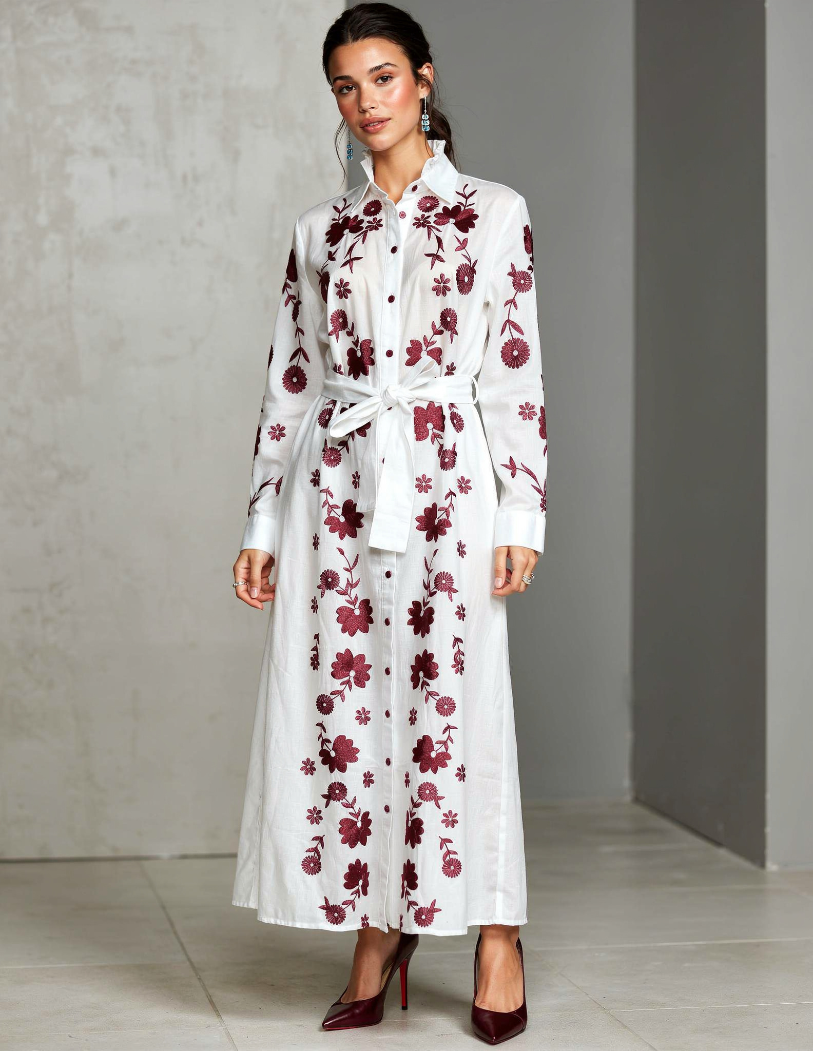 VESTIDO LARGO ESCOTE V BORDADO FLORAL ROJO RUBÍ MANDRAGORA